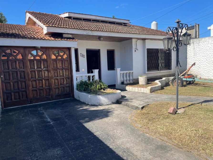HERMOSO CHALET EN ZONA RESIDENCIAL JORGE NEWBWRY 140