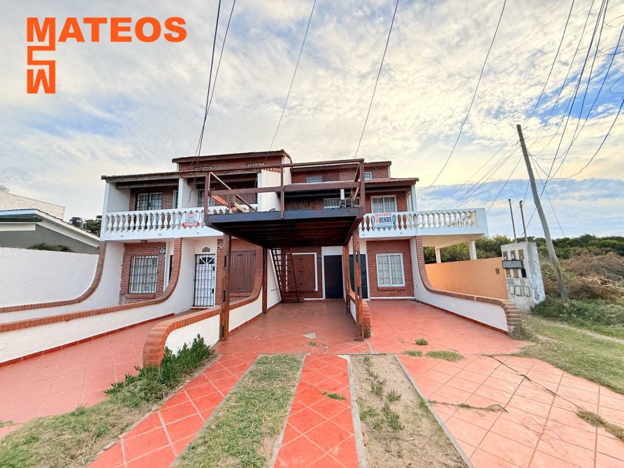 TRIPLEX AL FRENTE DE 5 AMBIENTES SOBRE CALLE ASFALTADA ZONA CÉNTRICA
