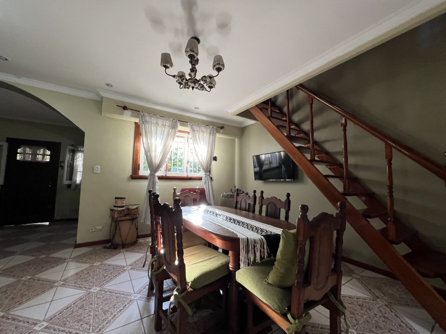 En Venta, PH Tipo Casa, Al Frente, Muy Amplio, con Terraza