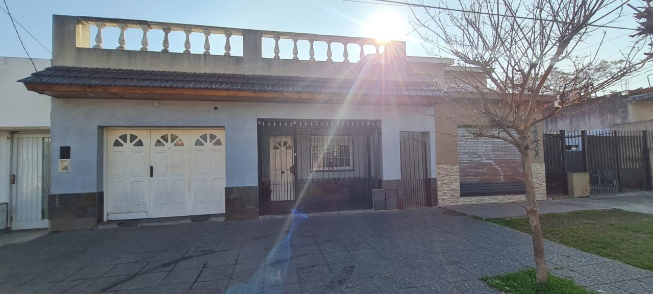 NUEVO VALOR! 2 propiedades, Casa 3 amb + dpto. 2 amb - Banfield