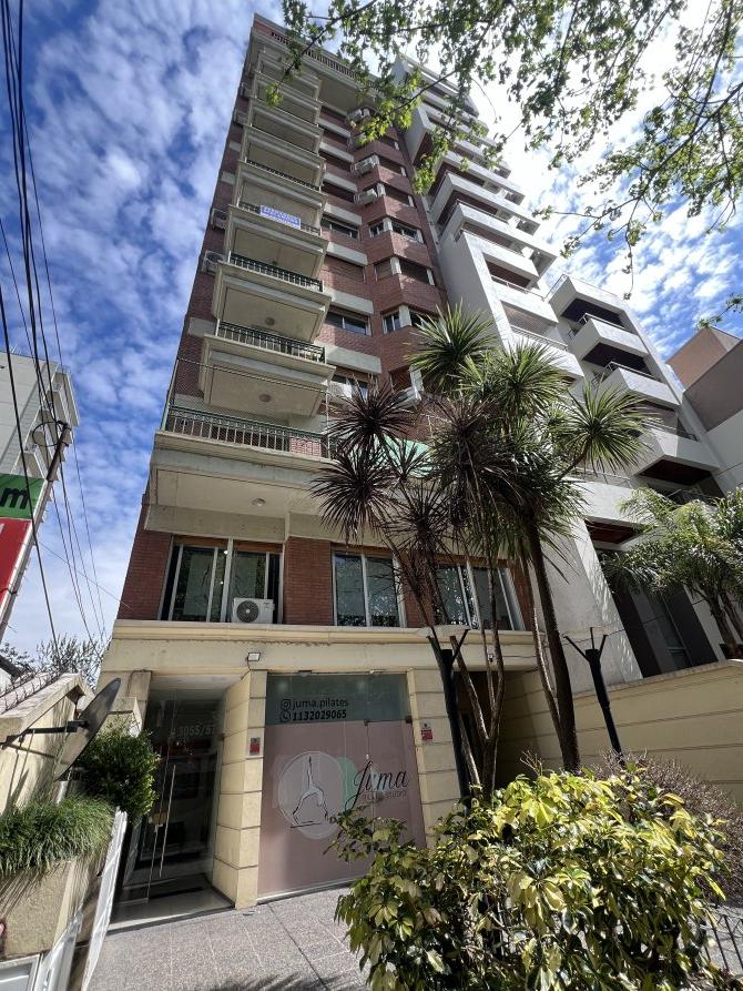 Venta departamento Semipiso Al Frente de 3 Ambientes, con Cochera y Baulera. Patio y Balcón Corrido
