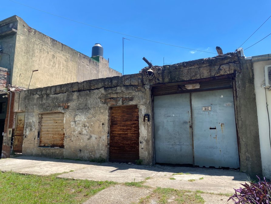 Lote con mejoras en venta