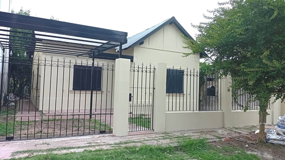 HERMOSO CHALET -APTO A CTO. EN PICUN LEUFU  1272 . LOMAS DE ZAMORA