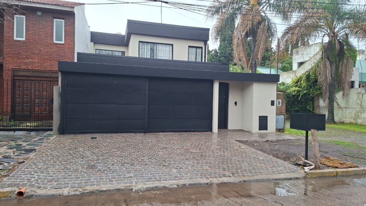 VENTA CASA MODERNA EN ADROGUE
