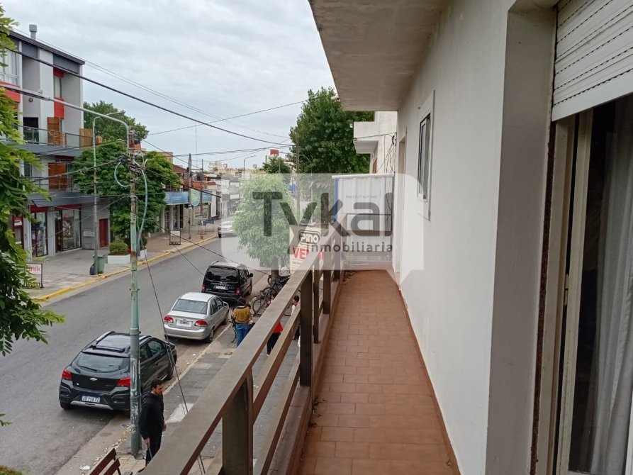 VENTA EN BLOCK DOS LOCALES + DEPOSITO + DEPTO 4 AMB. +PATIO + DOBLE TERRAZA
