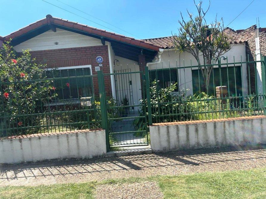 CHALET DE 3 AMBIENTE EN CEFERINO NAMUNCURÁ 1041 BANFIELD