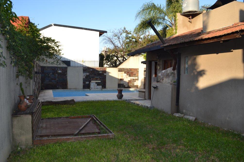 CASA EN VENTA RAFAEL CALZADA CENTRO CON PISCINA