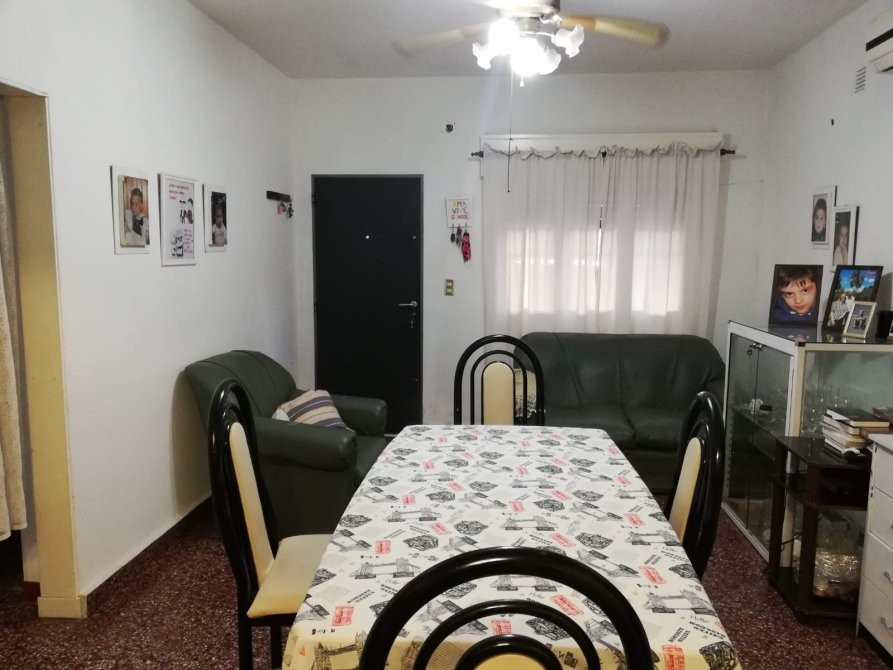 VENTA CASA DOS PLANTAS CON 5 HABITACIONES Y DEPARTAMENTO EN EL FONDO