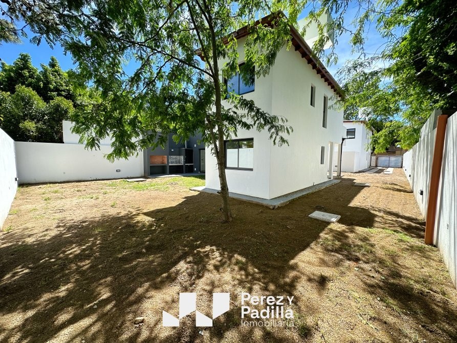 Casa 4 amb. a estrenar con gas natural, patios, estacionamiento y terraza - barrio San Rafael