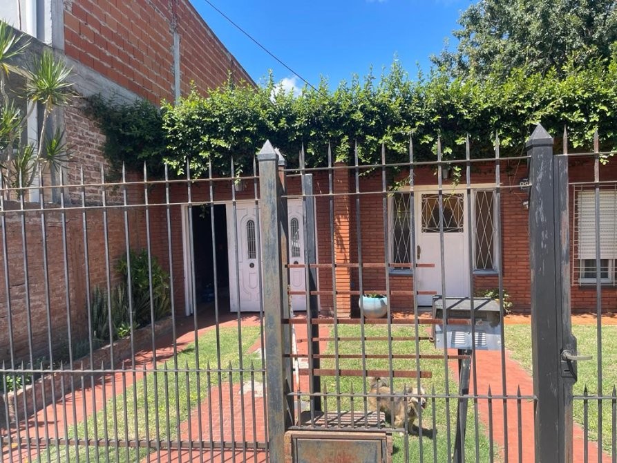 APTA A CREDITO  CASA CON HERMOSO LOTE Y PISCINA JUNÍN 1027 BURZACO