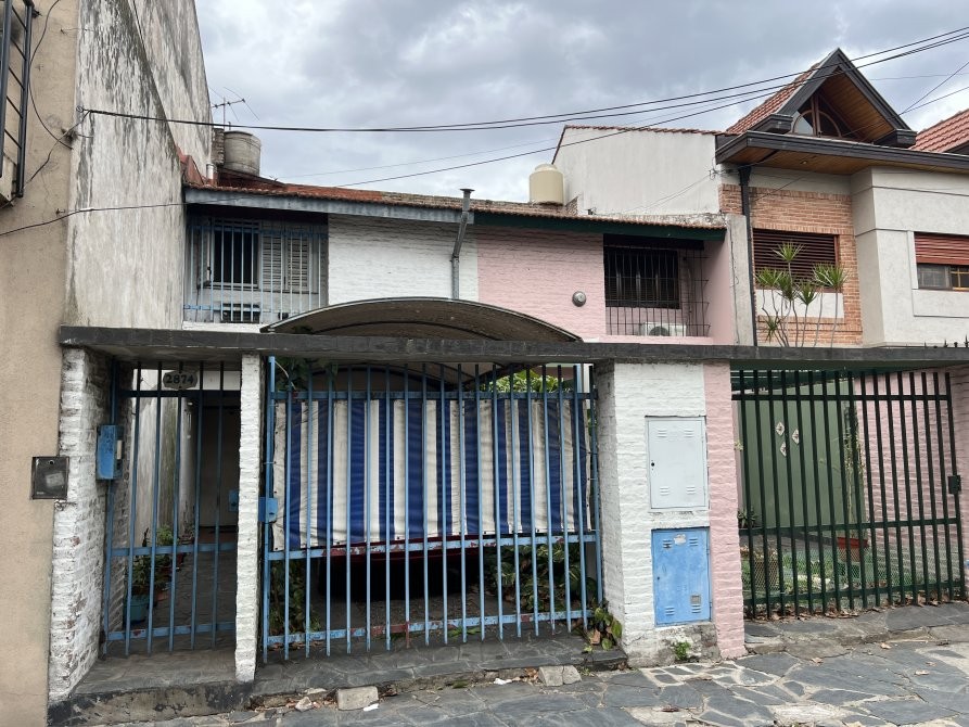 Amplio Duplex 190 m² en Venta 4 Ambientes, Cochera, Excelente Ubicación, Mucho Potencial. Gran Fondo