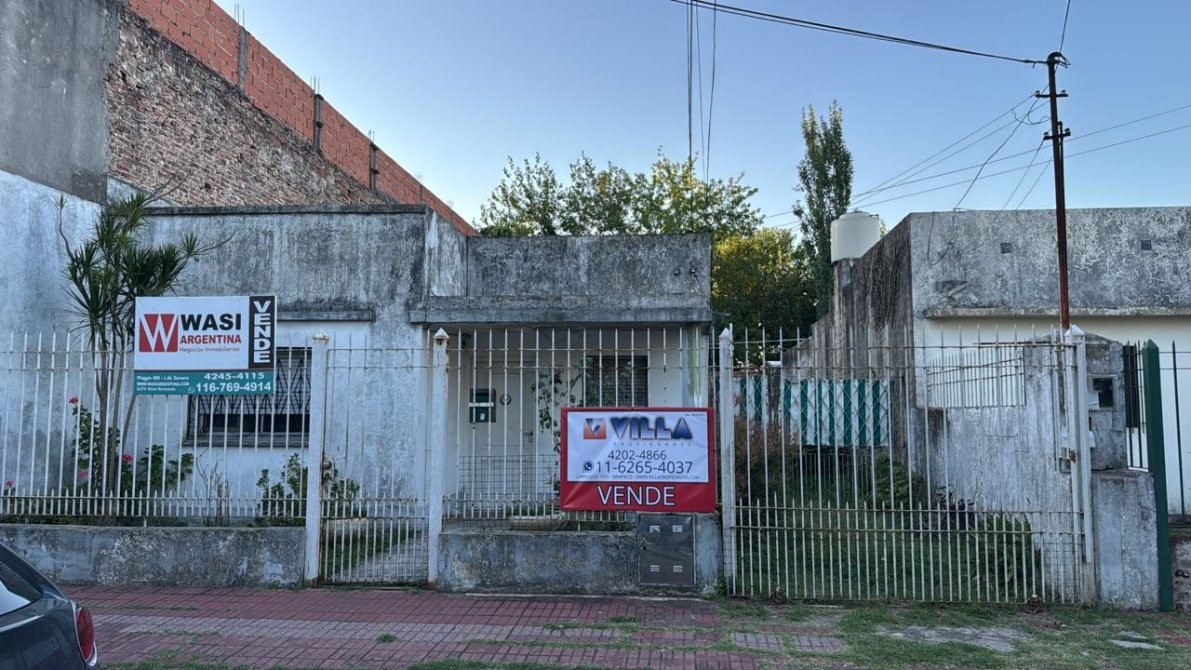 Casa de 4 ambientes con entrada para autos, parque y fondo libre - Temperley