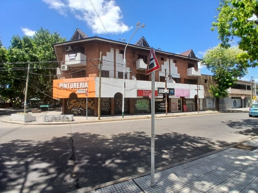 Departamento en Duplex 120 m² con 3 Dorm. en Monte Grande Frente a La Estación