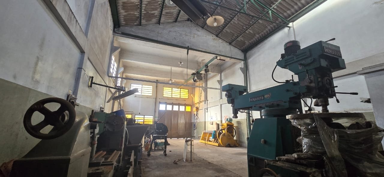 GALPON EN ALQUILER Y VENTA - SARANDI - 230 M2.