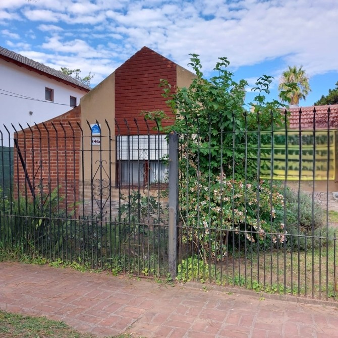 CASA DE 3 AMBIENTES EN VENTA - TODOS LOS SERVICIOS - SAN RAFAEL