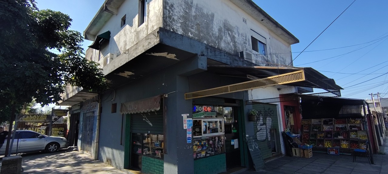 VENDE: LOCALES Y DEPARTAMENTO