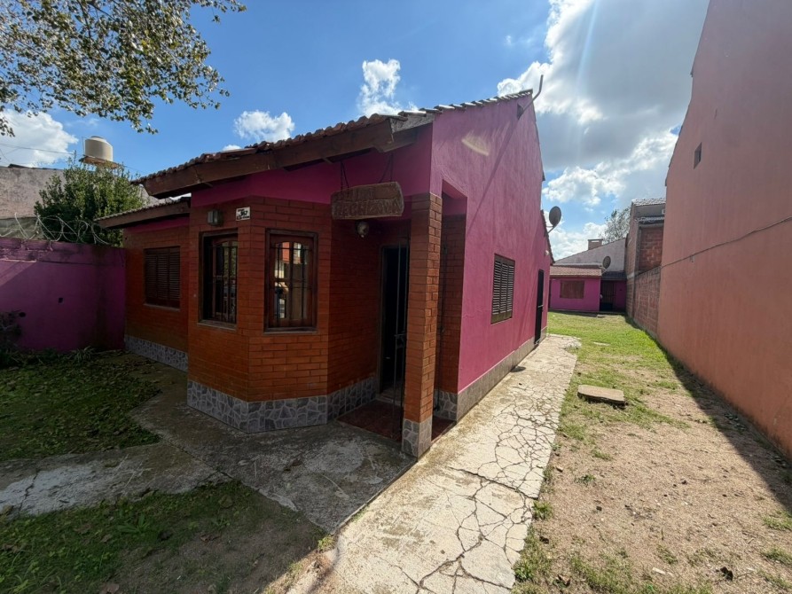 CASA CON 1 DEPARTAMENTO ATRAS EN MAR DE AJO