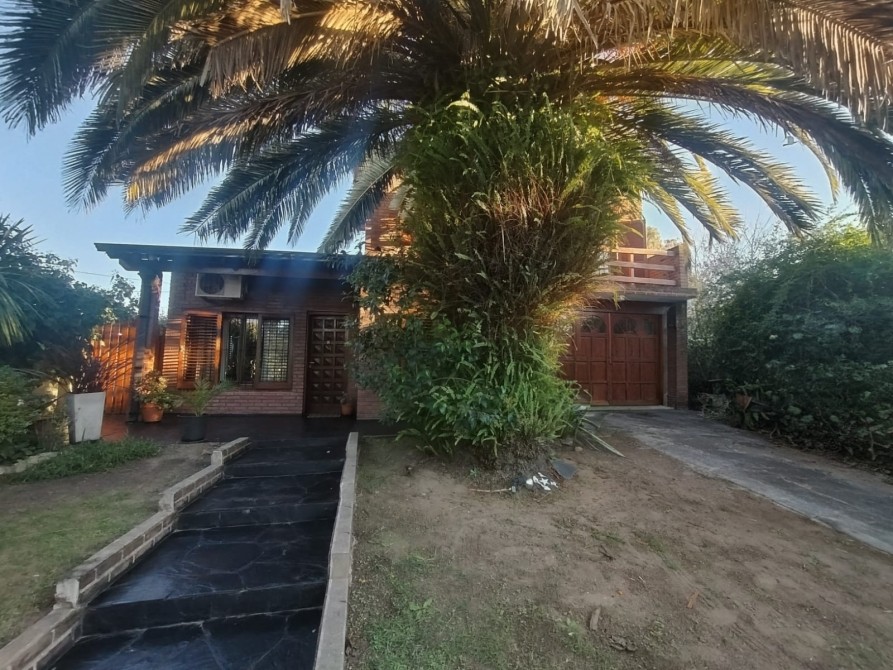 IMPONENTE CASA SOLA EN LOTE MAS DEPARTAMENTO