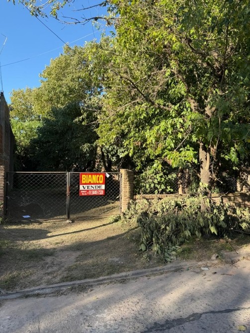 AMPLIO LOTE CON CONSTRUCCIÓN!