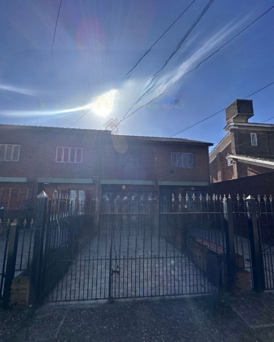 EXCELENTE DUPLEX 3 AMBIENTES EN VENTA - TODOS LOS SERVICIOS - MAR DE AJO