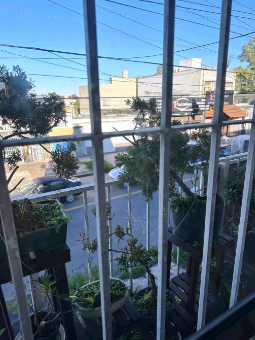 PROPIEDAD EN BLOQUE  P.B. LOCAL Y DPTO TIPO CASA, P.A. DPTO DE 3 AMB C/ BALCON AL FTE.