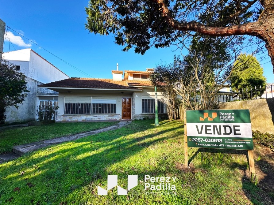 Importante casa céntrica 3 amb. sobre lote propio, amplio jardín y cochera