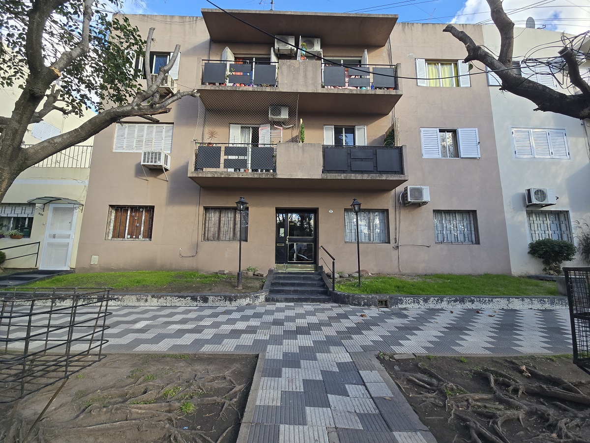 VENTA DEPARTAMENTO DE 3 AMBIENTES CON PATIO