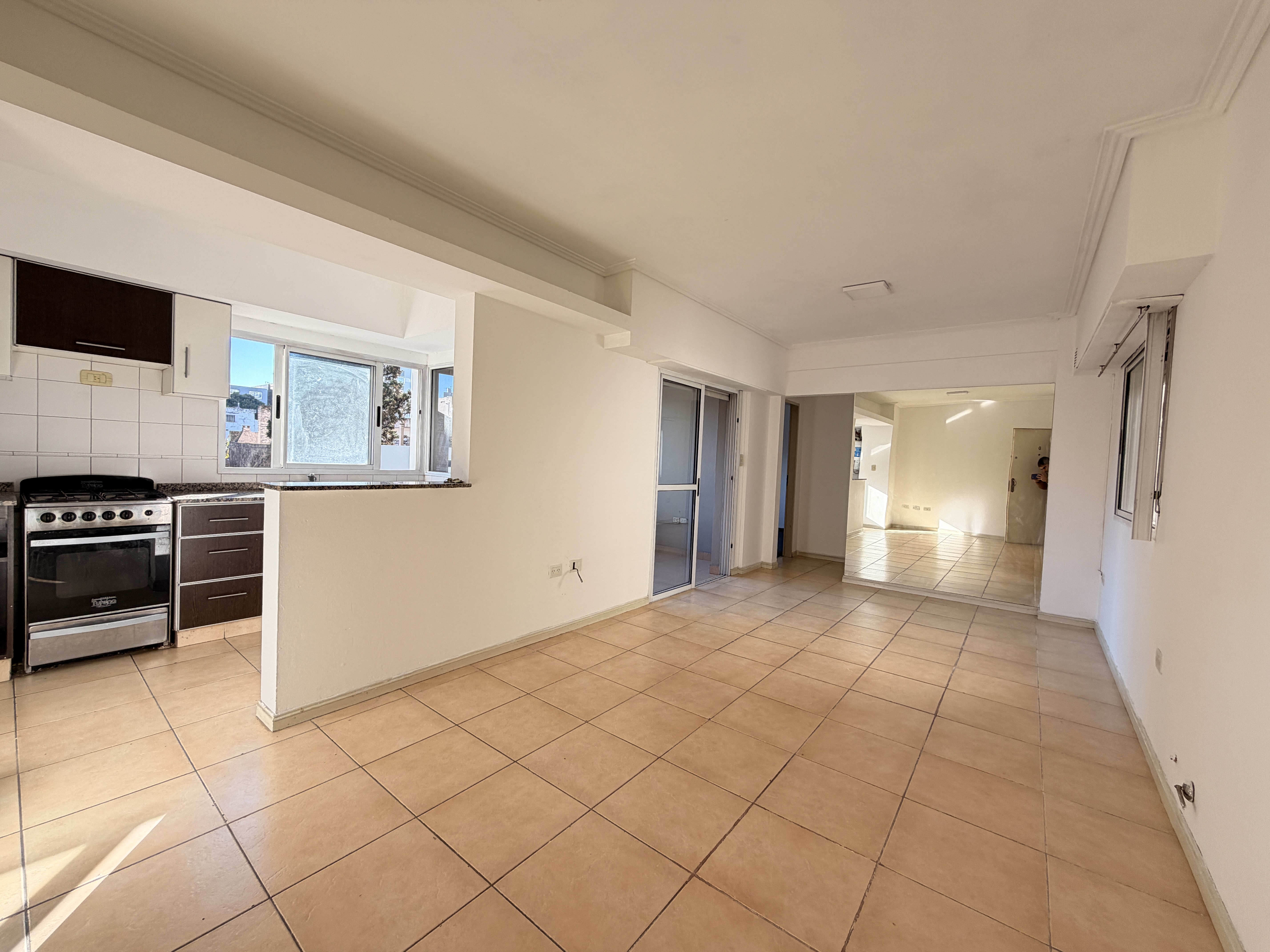 Venta, Amplio Dpto 2 Amb, con Baulera, 2 Baños, Lanusita