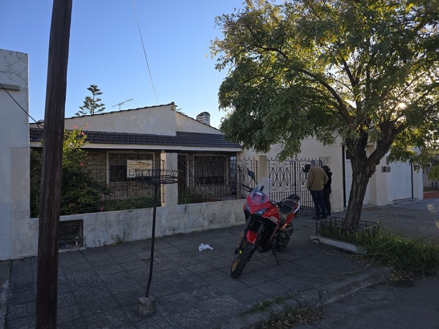 VENTA CASA DE 5 AMBIENTES CON COCHERA SOBRE GRAN LOTE DE 720 M2 EN MONTE GRANDE