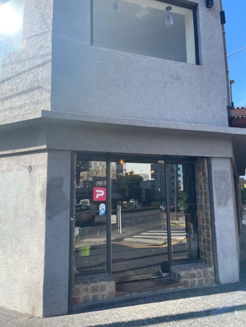 VENTA LOCAL ESCALADA EN EXCELENTE ESQUINA - AV. HIPÓLITO YRIGOYEN 6600