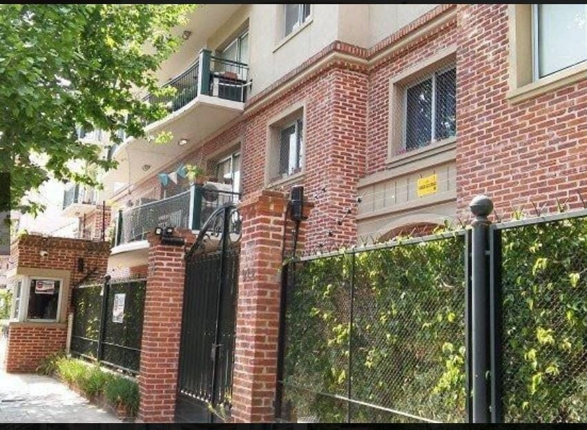 Adrogué. Alquiler.. Excelente departamento al frente  primer piso.