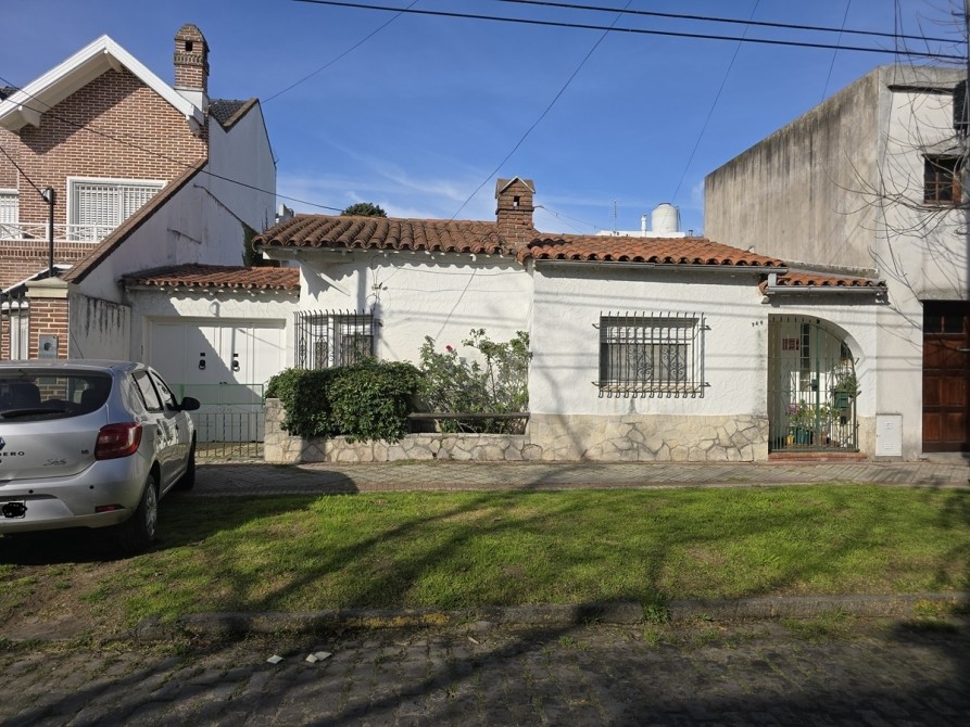 CHALET DE 3 AMBIENTES, PATIO, COCHERA Y TERRAZA EN BANFIELD