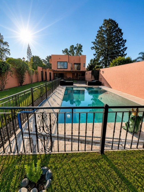 Hermosa casa de 3 ambientes con pileta y amplio parque en zona residencial. Venta en Monte Grande