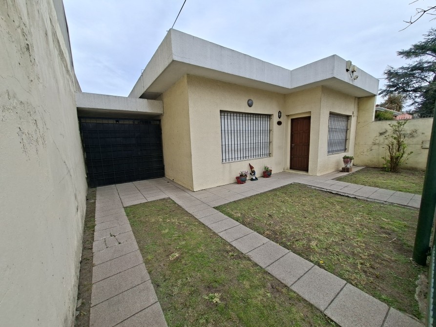 VENTA CASA 3 AMBIENTES EN RAFAEL CALZADA CON PARQUE