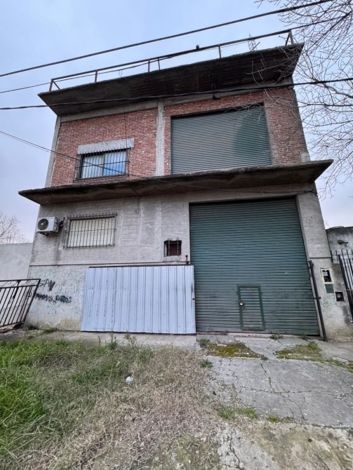AMPLIO GALPÓN COMERCIAL / INDUSTRIAL EN VENTA Y ALQUILER