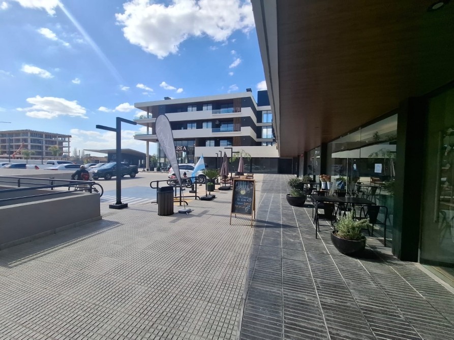 Exclusivo y  amplio local de 104 M2 en alquiler | Paseo Comercial Via Vento | Canning Centro