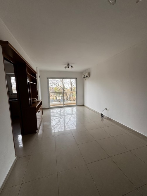 HERMOSO DEPTO 2 AMBIENTES CÉNTRICO CON COCHERA!