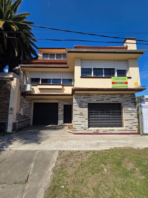 Casa 10 ambientes apta comercial Llavallol